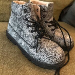 Akid boots black and white rare pattern size US 2